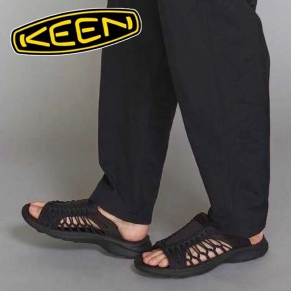 Men's / Unisex KEEN UNEEK SNK Slide On Slippers In Black/Black - Picture 1 of 16